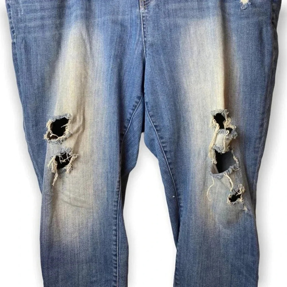 Torrid Girlfriend Distressed Light Wash  Jeans 20R - Picture 6 of 12